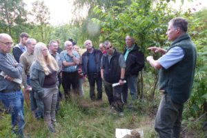 Waldspaziergang mit Ralph König @ Einfahrt zum Windrad im Wald an der Straße zwischen Uschertsgrün und Haidengrün